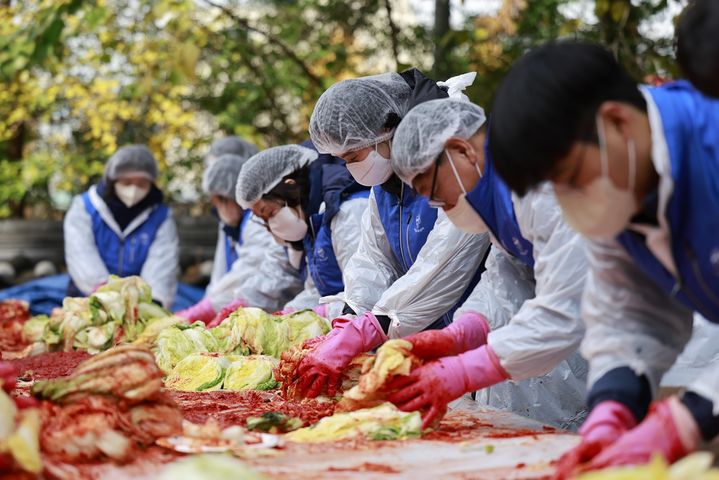 [서울=뉴시스] 서울교통공사 직원·용답동 주민 등 40여 명의 봉사자들이 김치를 담그고 있다. 2024.11.19. (사진=서울교통공사 제공)  *재판매 및 DB 금지