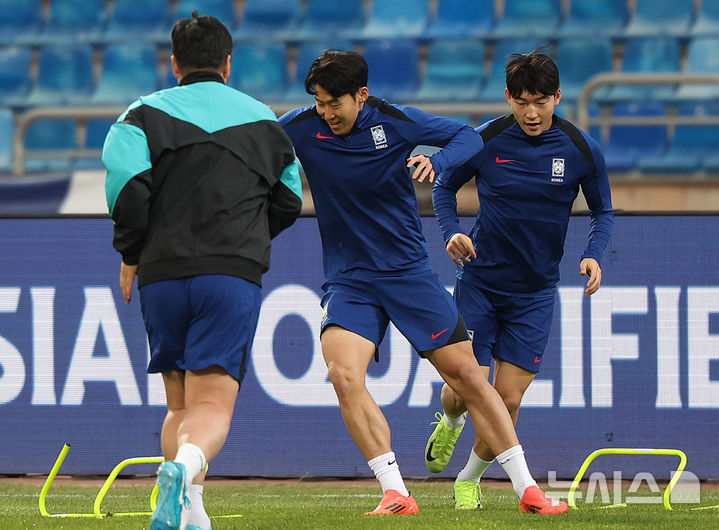 [암만(요르단)=뉴시스] 이영환 기자 = 축구 대표팀 손흥민과 배준호가 18일 오후(현지시각) 요르단 암만 국제 경기장에서 훈련을 하고 있다.  홍명보 감독이 이끄는 축구 대표팀은 오는 19일 이곳에서 팔레스타인과 2026 국제축구연맹(FIFA) 북중미 월드컵 아시아 3차 예선 B조 6차전을 치른다. 2024.11.18. 20hwan@newsis.com