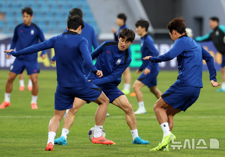 [암만(요르단)=뉴시스] 이영환 기자 = 축구 대표팀 이재성이 18일 오후(현지시각) 요르단 암만 국제 경기장에서 훈련을 하고 있다.  홍명보 감독이 이끄는 축구 대표팀은 오는 19일 이곳에서 팔레스타인과 2026 국제축구연맹(FIFA) 북중미 월드컵 아시아 3차 예선 B조 6차전을 치른다. 2024.11.18. 20hwan@newsis.com