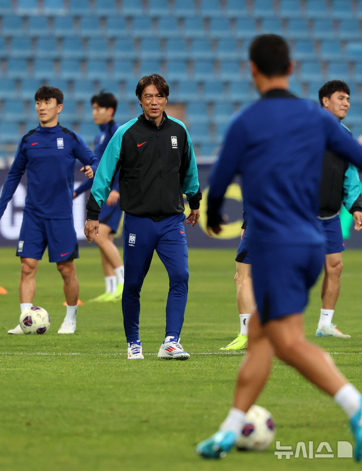 [암만(요르단)=뉴시스] 이영환 기자 = 홍명보 축구 대표팀 감독이 18일 오후(현지시각) 요르단 암만 국제 경기장에서 진행된 훈련에서 선수들을 지켜보고 있다.홍명보 감독이 이끄는 축구 대표팀은 오는 19일 이곳에서 팔레스타인과 2026 국제축구연맹(FIFA) 북중미 월드컵 아시아 3차 예선 B조 6차전을 치른다. 2024.11.19. 20hwan@newsis.com