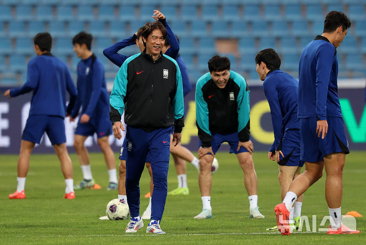 [암만(요르단)=뉴시스] 이영환 기자 = 홍명보 축구 대표팀 감독이 18일 오후(현지시각) 요르단 암만 국제 경기장에서 진행된 훈련에서 선수들을 지켜보며 미소짓고 있다.홍명보 감독이 이끄는 축구 대표팀은 오는 19일 이곳에서 팔레스타인과 2026 국제축구연맹(FIFA) 북중미 월드컵 아시아 3차 예선 B조 6차전을 치른다. 2024.11.19. 20hwan@newsis.com