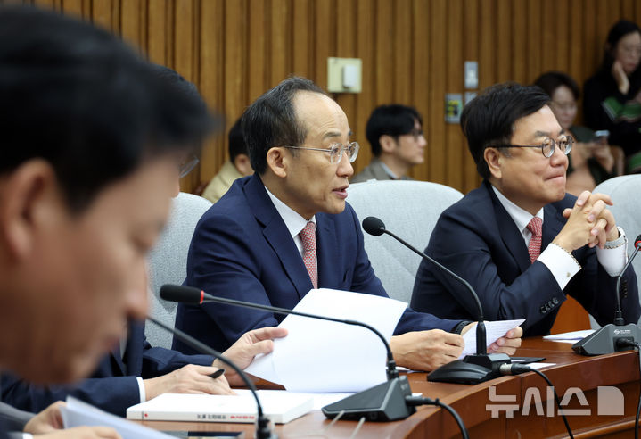 [서울=뉴시스] 고승민 기자 = 추경호 국민의힘 원내대표가 19일 서울 여의도 국회에서 열린 원내대책회의에서 발언하고 있다. 2024.11.19. kkssmm99@newsis.com