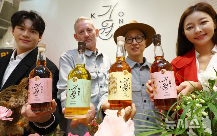 [서울=뉴시스] 전신 기자 = 19일 서울 중구 보틀벙커 서울역점에서 도정한 쓰리소사이어티스 대표와 모델들이 싱글몰트 위스키 기원 시그니처 라인 3종을 선보이고 있다. 2024.11.19. photo1006@newsis.com