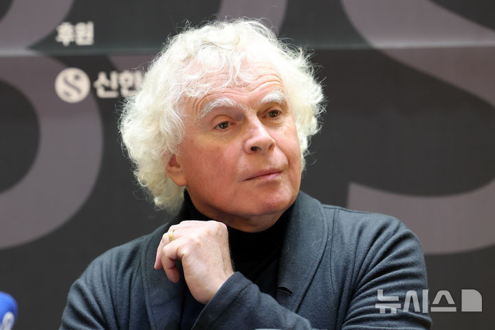 [서울=뉴시스] 박진희 기자 = 바이에른 방송교향악단(BRSO) 상임 지휘자 사이먼 래틀 경(Sir Simon Rattle)이 19일 서울 송파구 롯데콘서트홀 리허설룸에서 바이에른 방송교향악단 아시아투어 기자간담회를 하고 있다. 올해 75주년을 맞은 바이에른 방송교향악단 오는 20일, 21일 양일간 롯데콘서트홀에서 내한공연 지휘자로 무대에 오른다. 2024.11.19. pak7130@newsis.com