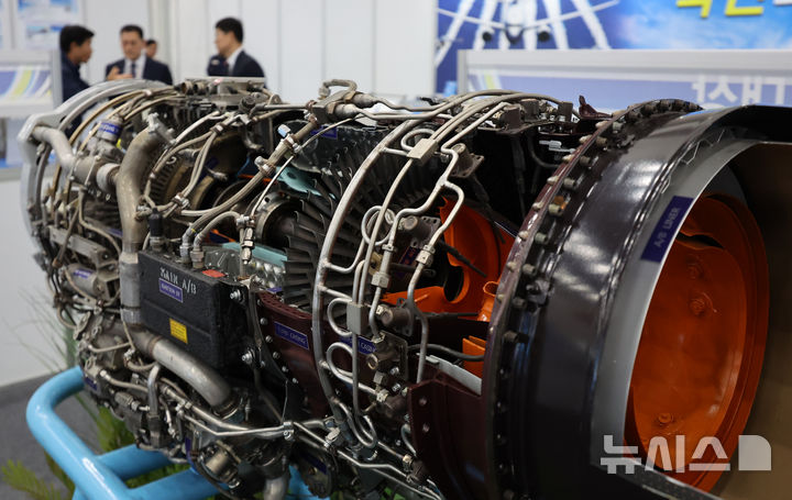 [대구=뉴시스] 이무열 기자 = 19일 대구 북구 엑스코에서 열린 ‘2024 대구국제기계산업대전’을 찾은 관람객들이 F-5 항공기 엔진을 살펴보고 있다. 2024.11.19. lmy@newsis.com