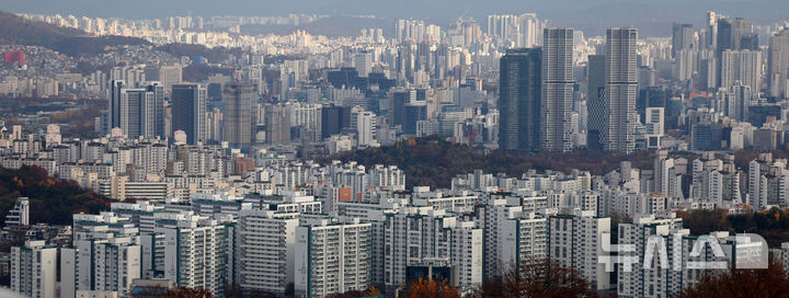 [서울=뉴시스] 김선웅 기자 = 서울 아파트 가격이 큰 폭으로 오르면서 내년 강남권 아파트 보유세가 올해보다 20~30% 상승할 것으로 전망된다. 19일 한국부동산원에 따르면 올해 9월까지 서울 아파트 실거래가 지수는 8.1% 올랐다. 9월 지수가 하락했고 12월까지 하락세가 이어져도 작년보다 아파트 공시가격이 올라 보유세는 상승분 만큼 높아질 수 있다. 19일 서울 시내 아파트단지의 모습. 2024.11.19. mangusta@newsis.com