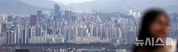 [서울=뉴시스] 김선웅 기자 = 서울 아파트 가격이 큰 폭으로 오르면서 내년 강남권 아파트 보유세가 올해보다 20~30% 상승할 것으로 전망된다. 19일 한국부동산원에 따르면 올해 9월까지 서울 아파트 실거래가 지수는 8.1% 올랐다. 9월 지수가 하락했고 12월까지 하락세가 이어져도 작년보다 아파트 공시가격이 올라 보유세는 상승분 만큼 높아질 수 있다. 19일 서울 시내 아파트단지의 모습. 2024.11.19. mangusta@newsis.com