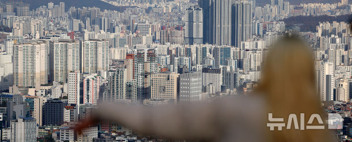 [서울=뉴시스] 김선웅 기자 = 서울 아파트 가격이 큰 폭으로 오르면서 내년 강남권 아파트 보유세가 올해보다 20~30% 상승할 것으로 전망된다. 19일 한국부동산원에 따르면 올해 9월까지 서울 아파트 실거래가 지수는 8.1% 올랐다. 9월 지수가 하락했고 12월까지 하락세가 이어져도 작년보다 아파트 공시가격이 올라 보유세는 상승분 만큼 높아질 수 있다. 19일 서울 시내 아파트단지의 모습. 2024.11.19. mangusta@newsis.com