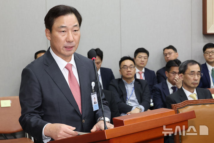 [서울=뉴시스] 조성우 기자 = 윤재순 대통령실 총무비서이 19일 오후 서울 여의도 국회에서 열린 운영위원회 전체회의에서 2025년도 예산안에 대한 설명을 하고 있다. 2024.11.19. xconfind@newsis.com