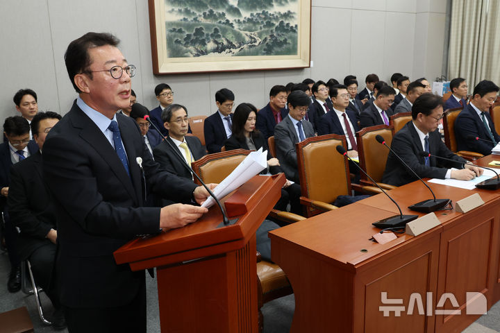 [서울=뉴시스] 조성우 기자 = 홍철호 대통령실 정무수석이 19일 오후 서울 여의도 국회에서 열린 운영위원회 전체회의에서 2025년도 예산안에 대한 설명을 하고 있다. 2024.11.19. xconfind@newsis.com