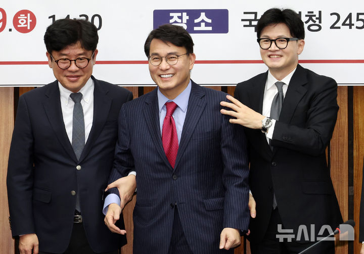 [서울=뉴시스] 조성우 기자 = 한동훈(오른쪽) 국민의힘 대표가 19일 오후 서울 여의도 국회에서 여의도 연구원 주최로 열린 트럼프 2기 행정부 출범과 한미동맹 및 통상외교 강화 반안 현안 정책토론회에서 유의동(왼쪽) 여의도연구원장, 윤상현 의원과 기념촬영하고 있다. 2024.11.19. xconfind@newsis.com