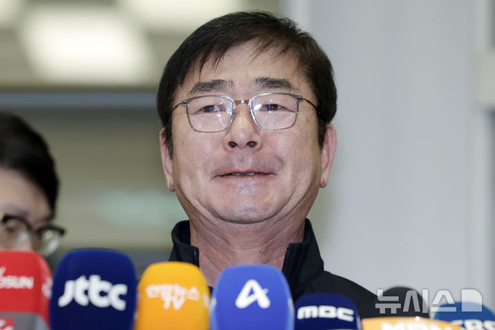 [인천공항=뉴시스] 최동준 기자 = 세계야구소프트볼연맹 프리미어 12에서 4강 진출에 실패한 대표팀 류중일 감독이 19일 인천국제공항을 통해 귀국한 뒤 소감을 말하고 있다. 2024.11.19. photocdj@newsis.com