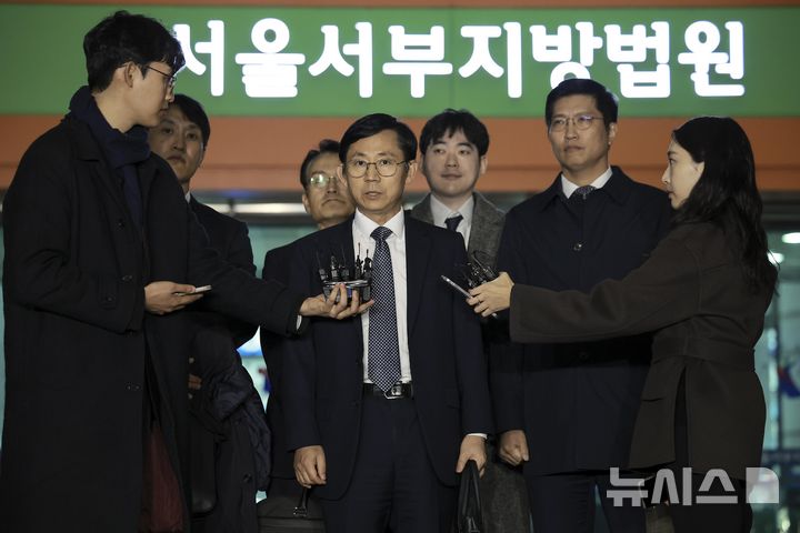 [서울=뉴시스] 정병혁 기자 = '연세대 수시모집 논술 문제 유출 의혹' 관련 연세대학교 측 대리인인 김선태 변호사가 지난 19일 서울 마포구 서울서부지방법원에서 열린 연세대학교 논술시험 효력정지 가처분 이의신청 수험생 18명 상대 1차 심문기일을 마친 뒤 입장을 밝히고 있다. 2024.11.19. jhope@newsis.com