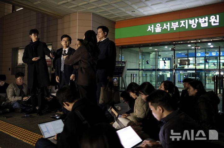 [서울=뉴시스] 정병혁 기자 = '연세대 수시모집 논술 문제 유출 의혹' 관련 연세대학교 측 대리인인 김선태 변호사가 지난 19일 서울 마포구 서울서부지방법원에서 열린 연세대학교 논술시험 효력정지 가처분 이의신청 수험생 18명 상대 1차 심문기일을 마친 뒤 입장을 밝히고 있다. 2024.11.19. jhope@newsis.com