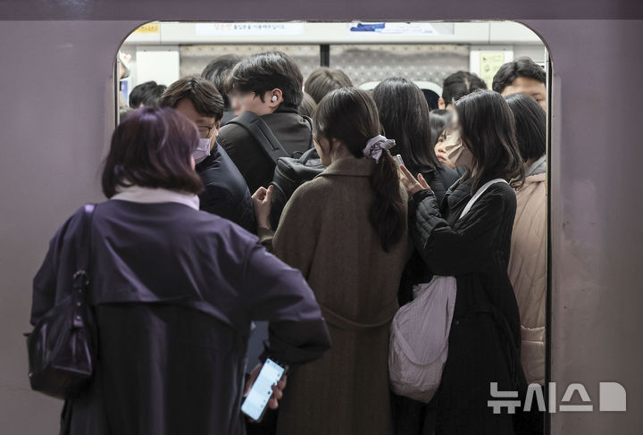 [서울=뉴시스] 정병혁 기자 = 지난 19일 서울 중구 지하철 3선 충무로역에서 시민들이 지하철에 탑승하고 있다.  2024.11.21. jhope@newsis.com