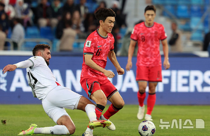 [암만(요르단)=뉴시스] 이영환 기자 = 19일 오후(현지시각) 요르단 암만 국제 경기장에서 열린 2026 국제축구연맹(FIFA) 북중미 월드컵 아시아 3차 예선 B조 6차전 한국과 팔레스타인의 경기 전반전, 한국 황인범이 드리블을 하고 있다. 2024.11.19. 20hwan@newsis.com