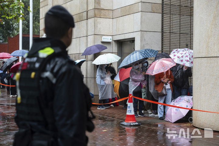 [홍콩=AP/뉴시스] 20일 홍콩 웨스트카오룽법원에서 반중매체 빈과일보 사주인 지미 라이(77)에 대한 국가보안법 재판이 열린 가운데 법원 밖에 시민들이 모여 있다. 2024.11.20