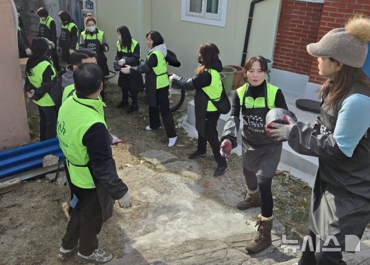 [동두천=뉴시스] 한국공인중개사협회 동두천지회 회원들이 지역 소외계층을 위한 '사랑의 연탄봉사' 활동을 진행하고 있다.(사진=동두천지회 제공).photo@newsis.com