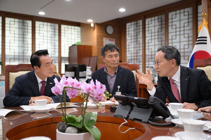 [논산=뉴시스]백성현 논산시장이 19일 이병호 농어촌공사 사장을 만나 상습침수 지역에 대한 배수시설 개선을 건의했다. (사진=논산시 제공). 2024. 11. 20 photo@newsis.com *재판매 및 DB 금지