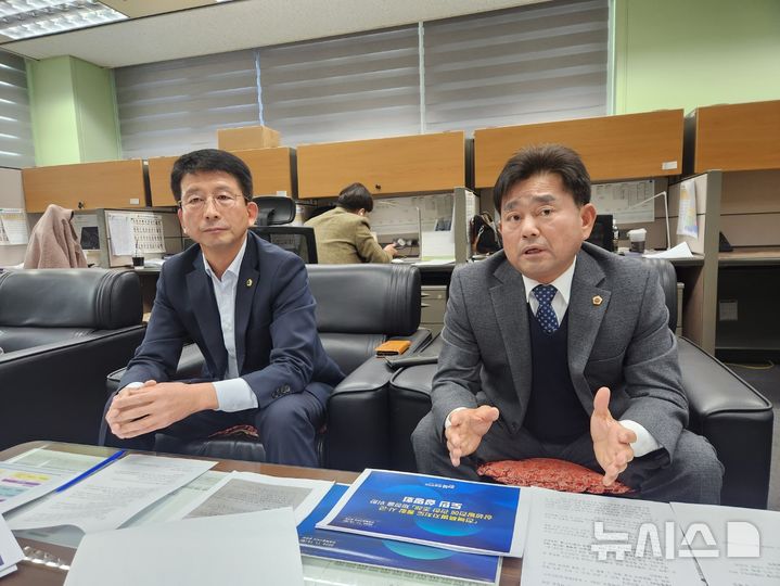 [전주=뉴시스] 김민수 기자= 왼쪽부터 권요안, 윤수봉 도의원이 전북특별자치도가 마련한 통합 시군 상생조례안 설명회가 완주 군민을 현혹하기 위한 꼼수라며 비판하고 있다. 2024.11.20 leo@newsis.com *재판매 및 DB 금지