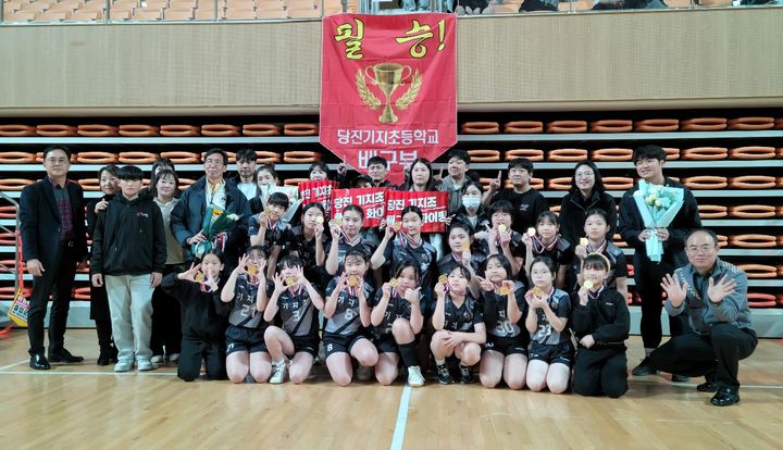 [당진=뉴시스] 지난 18일 광주에서 열린 제17회 전국 학교스포츠클럽축전에 출전한 당진기지초 여자배구부가 우승을 차지한 뒤 단체로 기념 사진을 찍고 있다. (사진=당진교육지원청 제공) 2024.11.20. photo@newsis.com *재판매 및 DB 금지