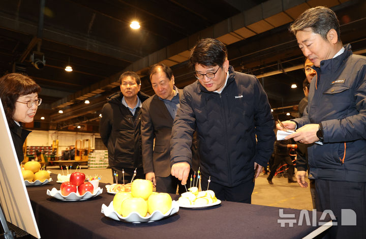 [세종=뉴시스]권재한 농촌진흥청장은 20일 오전 서울 가락동농수산물도매시장을 찾아 농진청에서 개발한 신품종을 홍보하며 도매법인 관계자를 비롯해 유통인들과 신품종 거래 확대를 위한 협력 방안을 논의했다.(사진=농진청 제공)