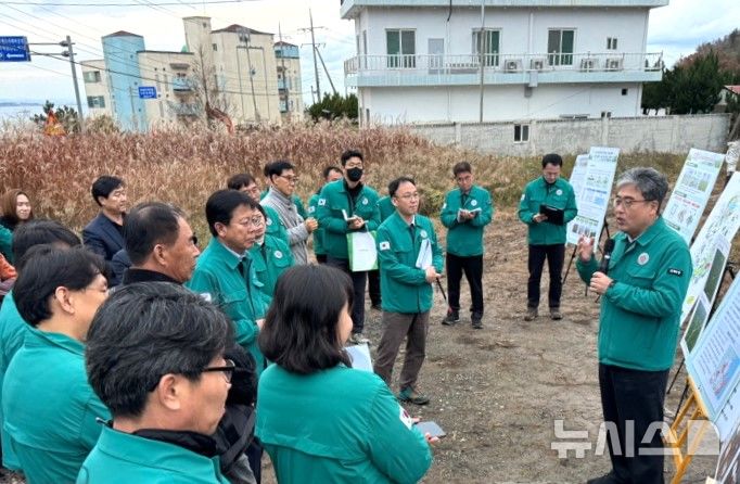 [포항=뉴시스] 송종욱 기자 = 19일 포항시 남구 동해면 임곡리 일원에서 소나무재선충병 피해 지역에서 산림청·경북도·포항시·국립산림과학원·임업진흥원·포항시 산림조합, 산림기술사 등 관련 전문가 20여 명이 방제 전략을 논의하고 했다. 사진은 임상섭 산림청장이 소나무재선충병 확산 방지를 위해 관계 기관이 협조해 철저한 예찰과 방제에 행정력을 집중해 줄 것"을 당부하는 모습. (사진=포항시 제공) 2024.11.20. photo@newsis.com