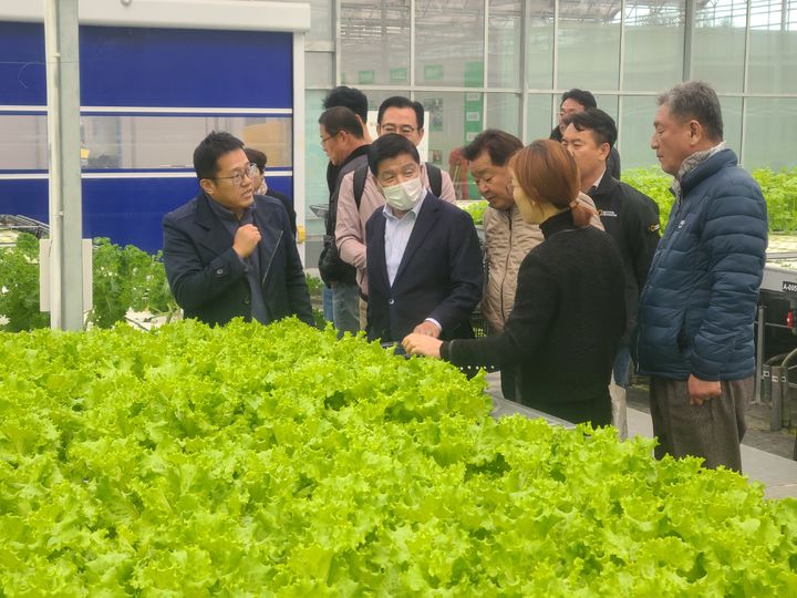 [고성=뉴시스] 경남 고성군은 최첨단 농업기술이 집약된 선진농업 및 공룡세계엑스포와 연계 가능한 우수 아이템을 발굴 하기 위해 12명의 해외연수단을 꾸려 지난 18일부터 21일까지 중국 상하이와 항저우를 방문하고 있다 사진=고성군 제공) 2204.11.20. photo@newsis.com *재판매 및 DB 금지