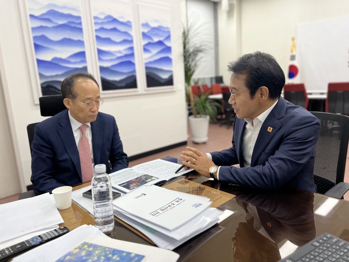 [남원=뉴시스] 남원시의 내년도 정부예산 확보와 제2중앙경찰학교 유치를 위해 지난 18일과 19일 국회활동에 집중했던 최경식 남원시장(오른쪽)이 국민의힘 추경호 원내대표(왼쪽)를 만나 남원시의 제2중앙경찰학교에 대한 입지조건을 설명하고 있다. *재판매 및 DB 금지