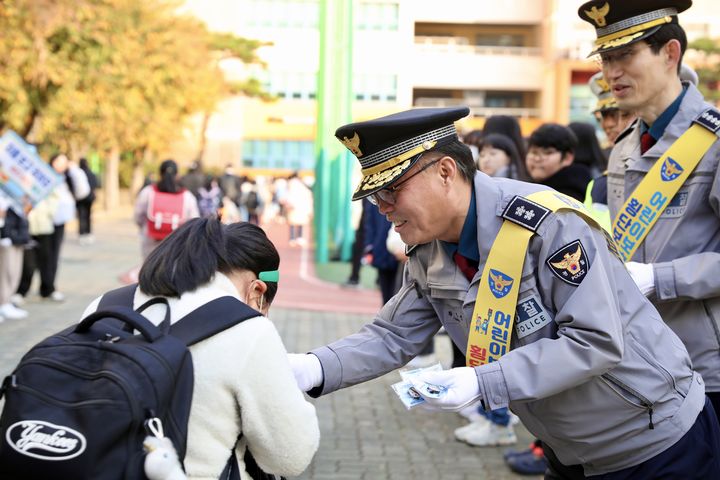 [대전=뉴시스] 대전경찰청이 20일 오전 8시 중구 버드내초 앞에서 등교하는 학생들을 대상으로 교통안전 캠페인을 실시했다.(사진=대전경찰청 제공) 2024.11.20. photo@newsis.com *재판매 및 DB 금지