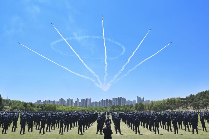 [진주=뉴시스] 공군 블랙이글스 축하비행 모습.(사진=공군 제공) 2024.11.20.photo@newsis.com *재판매 및 DB 금지