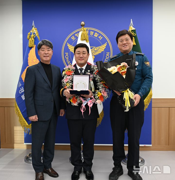 [포항=뉴시스] 안병철 기자 = 경북 포항북부경찰서 수사과 수사 5팀장 윤장혁 경감이 제50회 금오대상 치안분야 수상자로 선정됐다. 왼쪽부터 박원기 수사과장, 윤장혁 경감, 이정섭 서장.(사진=포항북부경찰서 제공) 2024.11.20.photo@newsis.com