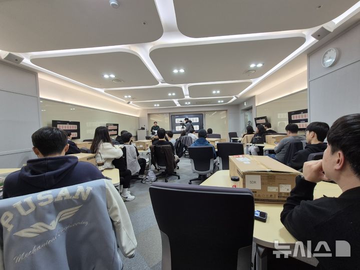 [부산=뉴시스] 권태완 기자 = 19일 오후 부산 금정구 부산대학교 V-스페이스에서 열린 부산공유대학교(BITS)의 '다학제 기반 캡스톤 디자인 랩' 수업에서 학생들이 3D 프린터 활용법에 대해 배우고 있다. 2024.11.20. kwon97@newsis.com