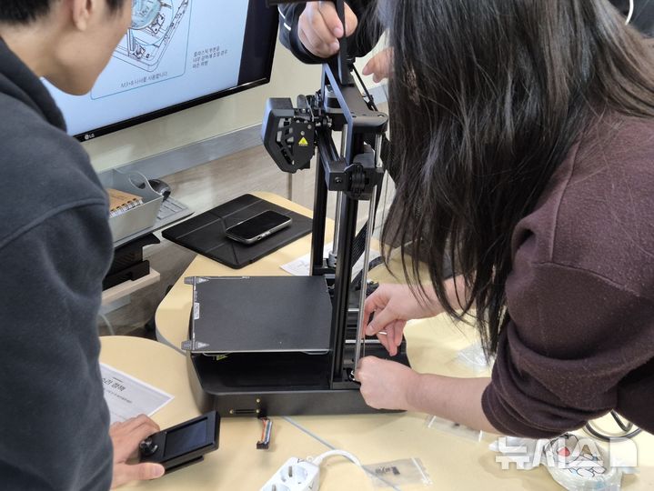 [부산=뉴시스] 권태완 기자 = 19일 오후 부산 금정구 부산대학교 V-스페이스에서 열린 부산공유대학교(BITS)의 '다학제 기반 캡스톤 디자인 랩' 수업에서 학생들이 3D 프린터를 직접 만들어 보고 있다. 2024.11.20. kwon97@newsis.com
