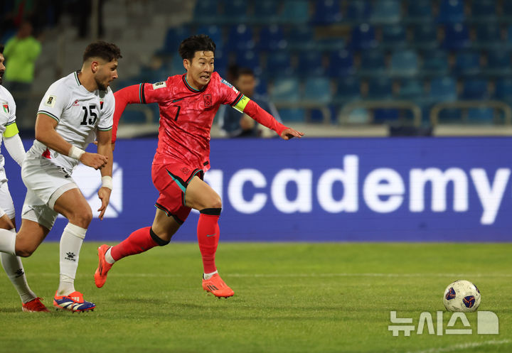 [암만(요르단)=뉴시스] 이영환 기자 = 19일 오후(현지시각) 요르단 암만 국제 경기장에서 열린 2026 국제축구연맹(FIFA) 북중미 월드컵 아시아 3차 예선 B조 6차전 한국과 팔레스타인의 경기 후반전, 한국 손흥민이 돌파를 하고 있다. 2024.11.19. 20hwan@newsis.com