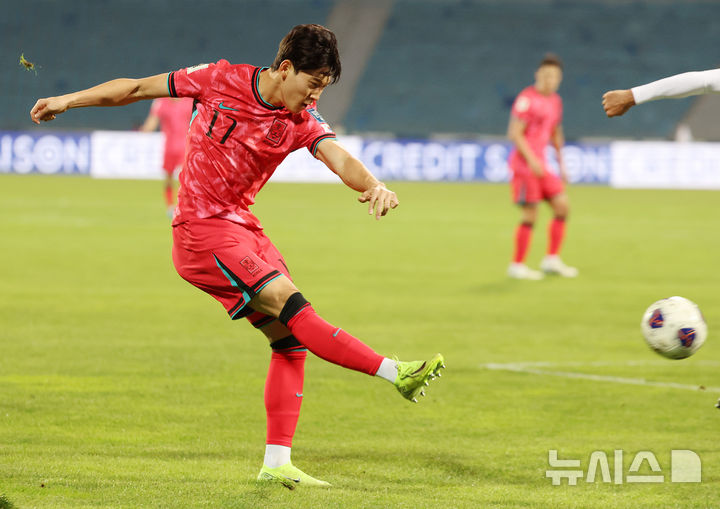 [암만(요르단)=뉴시스] 이영환 기자 = 19일 오후(현지시각) 요르단 암만 국제 경기장에서 열린 2026 국제축구연맹(FIFA) 북중미 월드컵 아시아 3차 예선 B조 6차전 한국과 팔레스타인의 경기 후반전, 한국 배준호가 슛을 하고 있다. 2024.11.19. 20hwan@newsis.com