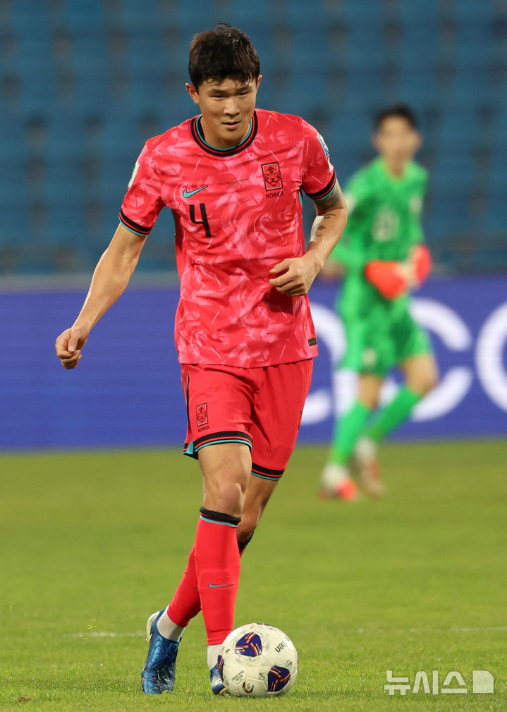 [암만(요르단)=뉴시스] 이영환 기자 = 19일 오후(현지시각) 요르단 암만 국제 경기장에서 열린 2026 국제축구연맹(FIFA) 북중미 월드컵 아시아 3차 예선 B조 6차전 한국과 팔레스타인의 경기 전반전, 한국 김민재가 드리블을 하고 있다. 2024.11.20. 20hwan@newsis.com