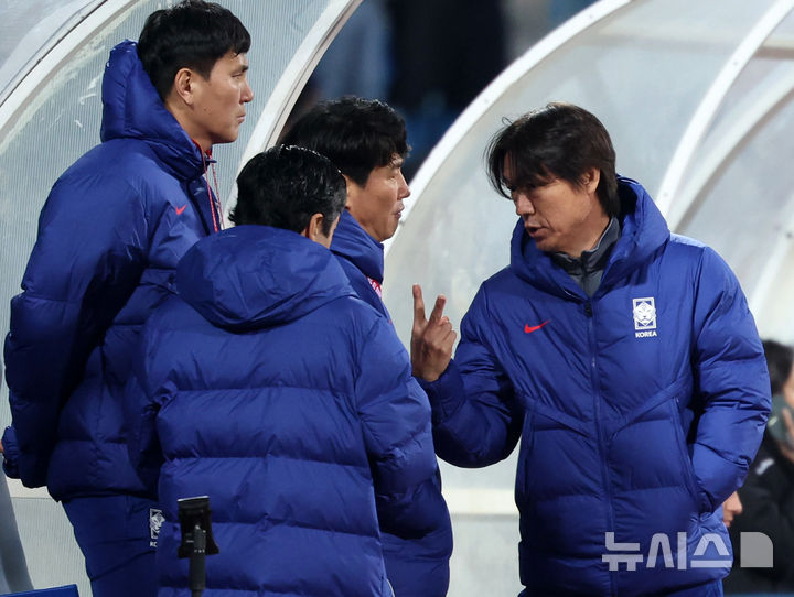 [암만(요르단)=뉴시스] 이영환 기자 = 19일 오후(현지시각) 요르단 암만 국제 경기장에서 열린 2026 국제축구연맹(FIFA) 북중미 월드컵 아시아 3차 예선 B조 6차전 한국과 팔레스타인의 경기 후반전, 한국 홍명보 감독이 코치진과 대화를 하고 있다. 2024.11.20. 20hwan@newsis.com