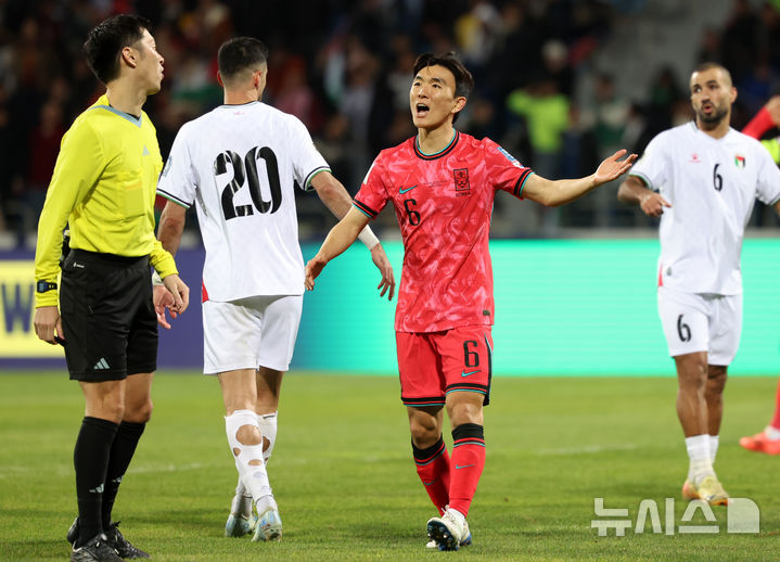 [암만(요르단)=뉴시스] 이영환 기자 = 지난 19일 오후(현지시각) 요르단 암만 국제 경기장에서 열린 2026 국제축구연맹(FIFA) 북중미 월드컵 아시아 3차 예선 B조 6차전 한국과 팔레스타인의 경기 후반전, 한국 황인범이 심판에게 어필을 하고 있다. 2024.11.20. 20hwan@newsis.com