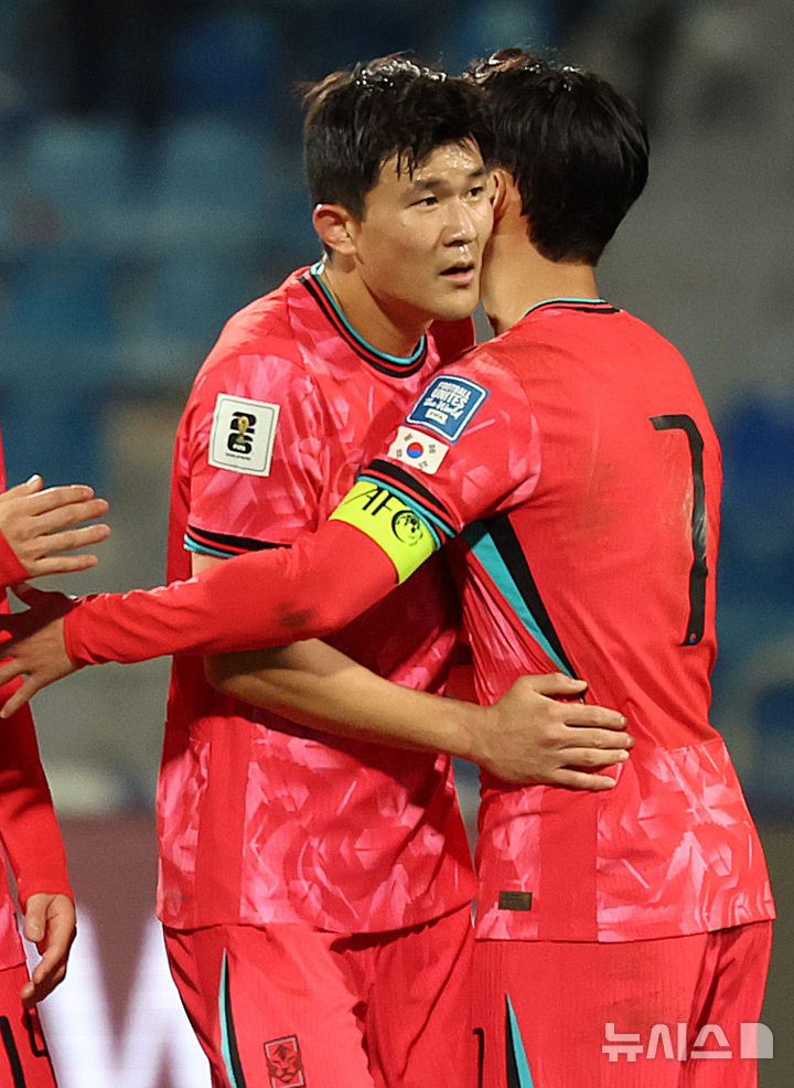 [암만(요르단)=뉴시스] 이영환 기자 = 19일 오후(현지시각) 요르단 암만 국제 경기장에서 열린 2026 국제축구연맹(FIFA) 북중미 월드컵 아시아 3차 예선 B조 6차전 한국과 팔레스타인의 경기에서 1-1 무승부를 기록한 한국 손흥민이 김민재를 려하고 있다. 2024.11.20. 20hwan@newsis.com