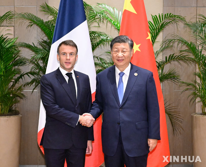 [리우데자네이루=신화/뉴시스] 시진핑 중국 국가주석이 22일(현지 시간) 에마뉘엘 마크롱 프랑스 대통령과의 전화 통화에서 "국제 무역과 세계경제 질서를 수호하고 진정한 다자주의를 실천하자"고 제안했다. 마크롱 대통령은 "기업들이 양국에서 공정한 경쟁을 누려야 한다"고 말했다. 사진은 지난해 11월19일 브라질 리우데자네이루에서 열린 주요20개국(G20) 정상회의를 계기로 만난 시 주석과 마크롱 대통령. 2024.11.20