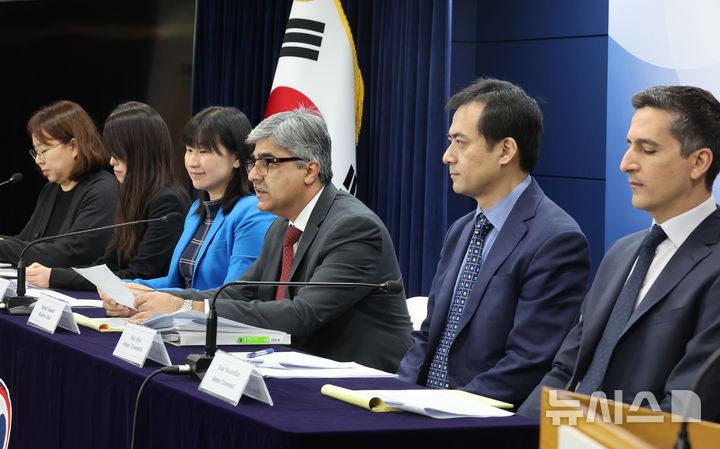 [서울=뉴시스] 김명원 기자 = 라훌 아난드 IMF 한국 미션단장이 20일 오전 서울 종로구 정부서울청사에서 2024년 IMF 연례협의 결과 브리핑을 하고 있다. 2024.11.20. kmx1105@newsis.com