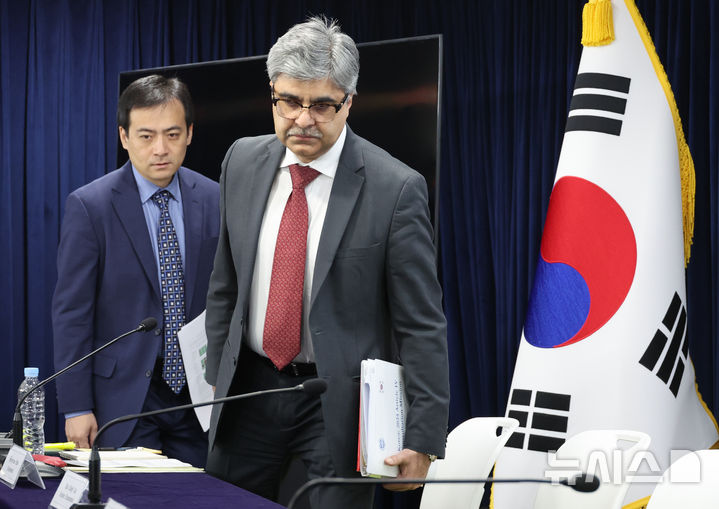 [서울=뉴시스] 김명원 기자 = 라훌 아난드 IMF 한국 미션단장이 20일 오전 서울 종로구 정부서울청사에서 열린 2024년 IMF 연례협의 결과 브리핑을 위해 단상에 오르고 있다. 2024.11.20. kmx1105@newsis.com