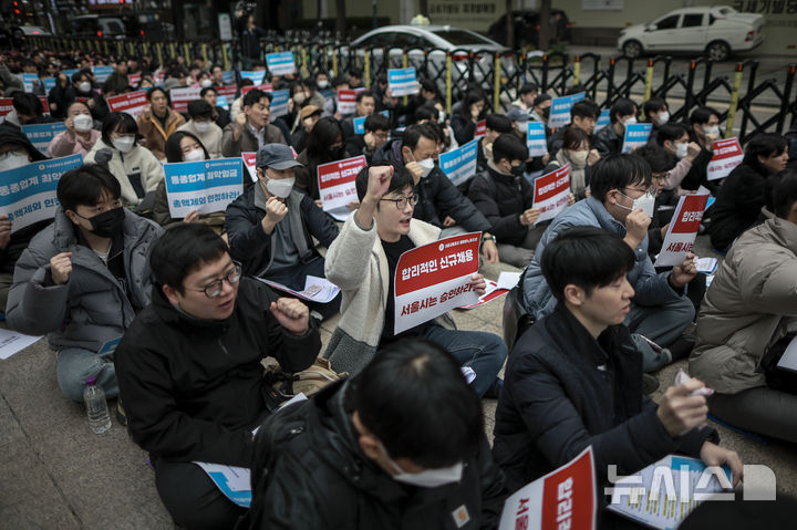 [서울=뉴시스] 정병혁 기자 = 20일 서울 중구 서울시청 앞에서 열린 임금과 복지 정상화를 위한 쟁의행위 출정집회에서 서울교통공사 올바른노동조합 조합원들이 구호를 외치고 있다. 2024.11.20. jhope@newsis.com