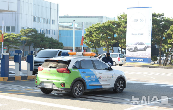 [울산=뉴시스] 배병수 기자 = 20일 오전 울산 북구 현대자동차 4공장 정문에서 고용노동부 감식차량이 지난 19일 발생한 사망사고 현장 합동 감식을 위해 4공장 정문으로 들어가고 있다. 2024.11.20.bbs@newsis.com.