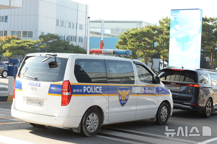 [울산=뉴시스] 배병수 기자 = 20일 오전 울산 북구 현대자동차 4공장 정문에서 울산경찰청 감식차량이 지난 19일 발생한 사망사고 현장 합동 감식을 위해 4공장 정문으로 들어가고 있다. 2024.11.20.bbs@newsis.com.