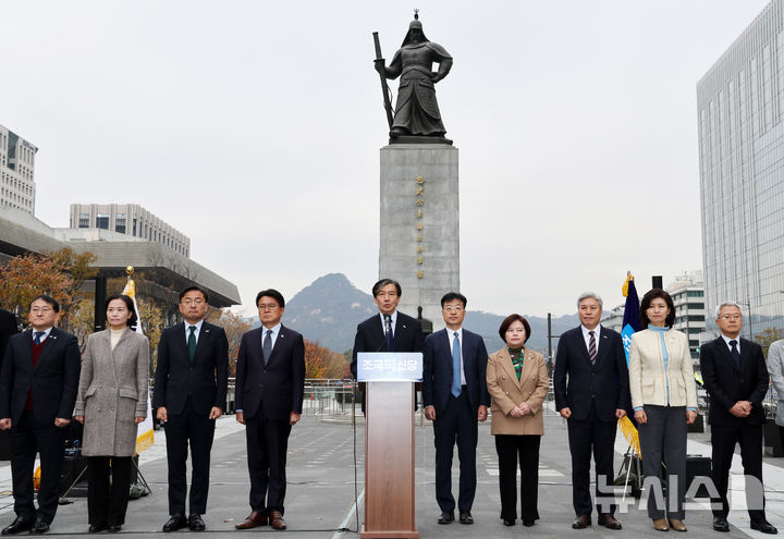 [서울=뉴시스] 배훈식 기자 = 조국 조국혁신당 대표를 비롯한 의원 등이 20일 오전 서울 종로구 광화문광장에서 열린 대통령 윤석열 탄핵소추안 초안 공개 기자회견에서 구호를 외치고 있다. 2024.11.20. dahora83@newsis.com