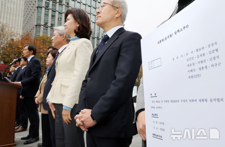 [서울=뉴시스] 배훈식 기자 = 조국 조국혁신당 대표가 20일 오전 서울 종로구 광화문광장에서 열린 대통령 윤석열 탄핵소추안 초안 공개 기자회견에서 발언하고 있다. 2024.11.20. dahora83@newsis.com