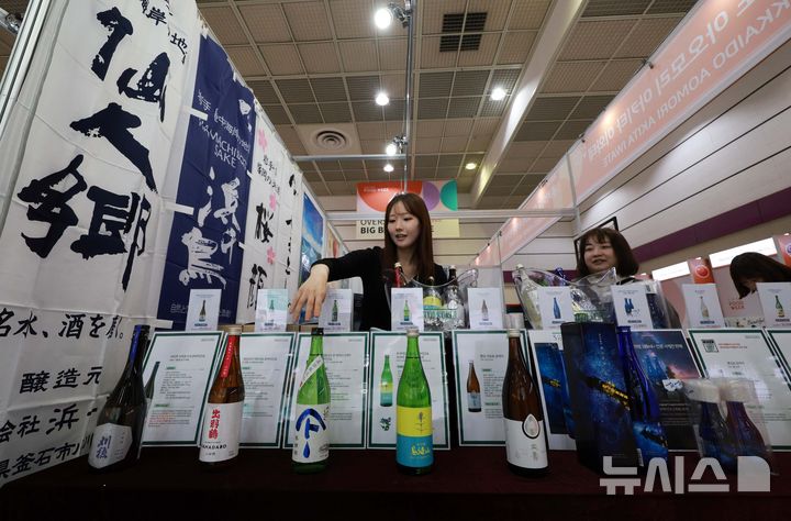 [서울=뉴시스] 고범준 기자 = 지난 11월20일 서울 강남구 코엑스에서 열린 2024 코엑스 푸드위크(제19회 서울국제식품산업전) 한 부스에서 관계자가 일본술을 설명하고 있다. 2024.12.05. bjko@newsis.com