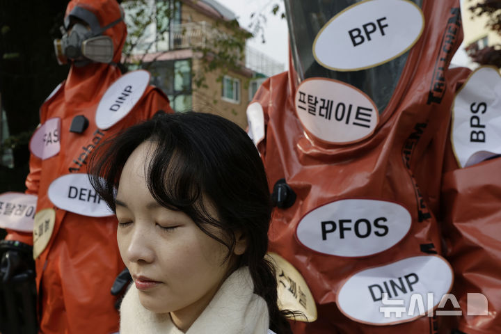 [서울=뉴시스] 최동준 기자 = 플뿌리연대가(플라스틱 문제를 뿌리뽑는 연대) 20일 서울 종로구 환경운동연합에서 한국정부에 플라스틱 내 유해 화학물질의 엄격한 관리를 포함한 강력한 국제 플라스틱 협약 지지를 촉구하는 퍼포먼스를 하고 있다. 2024.11.20. photocdj@newsis.com